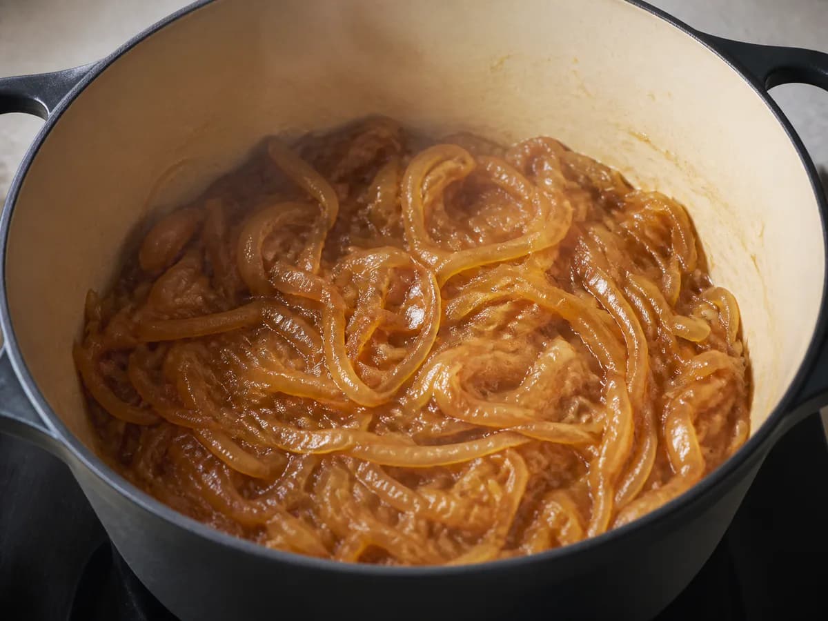 Preparação de Sopa de Cebola Gratinada à Portuguesa durante a confeção