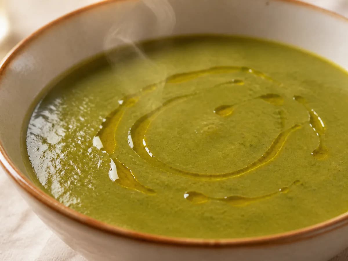 Pormenor de uma porção de Sopa de Coentros e Nabiças com Natas Opcionais