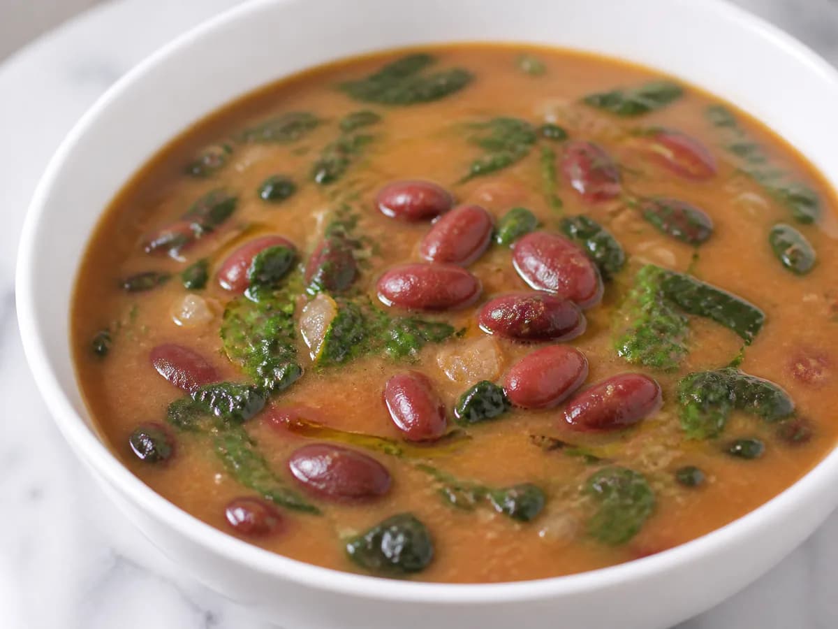 Pormenor de uma porção de Sopa de Feijão e Espinafres