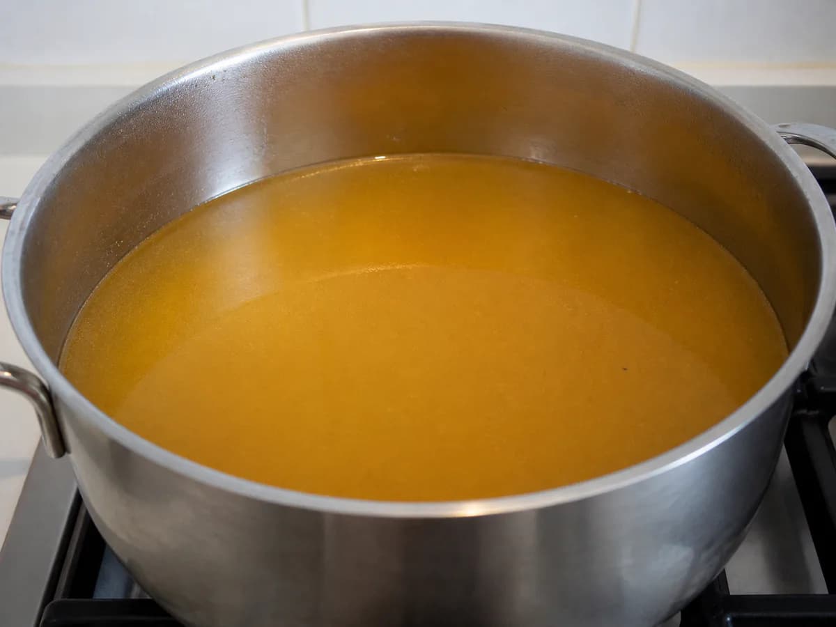 Preparação de Sopa de Peixe à Moda Algarvia durante a confeção