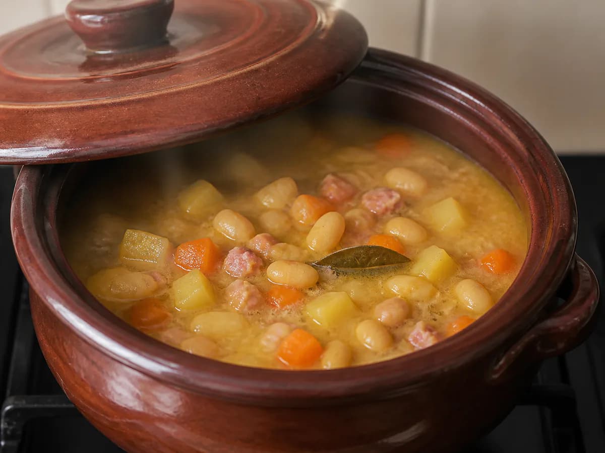 Preparação de Sopa de Santa Teresinha durante a confeção