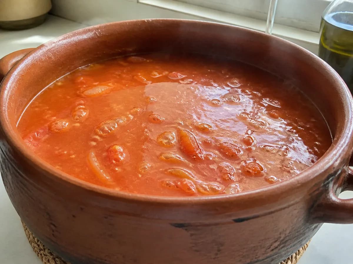Preparação de Sopa de Tomate à Alentejana durante a confeção