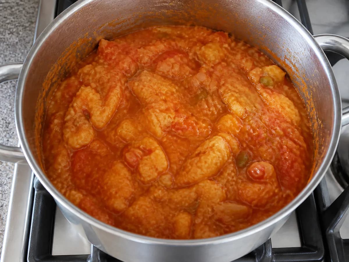 Preparação de Sopa de Tomate Alentejana durante a confeção