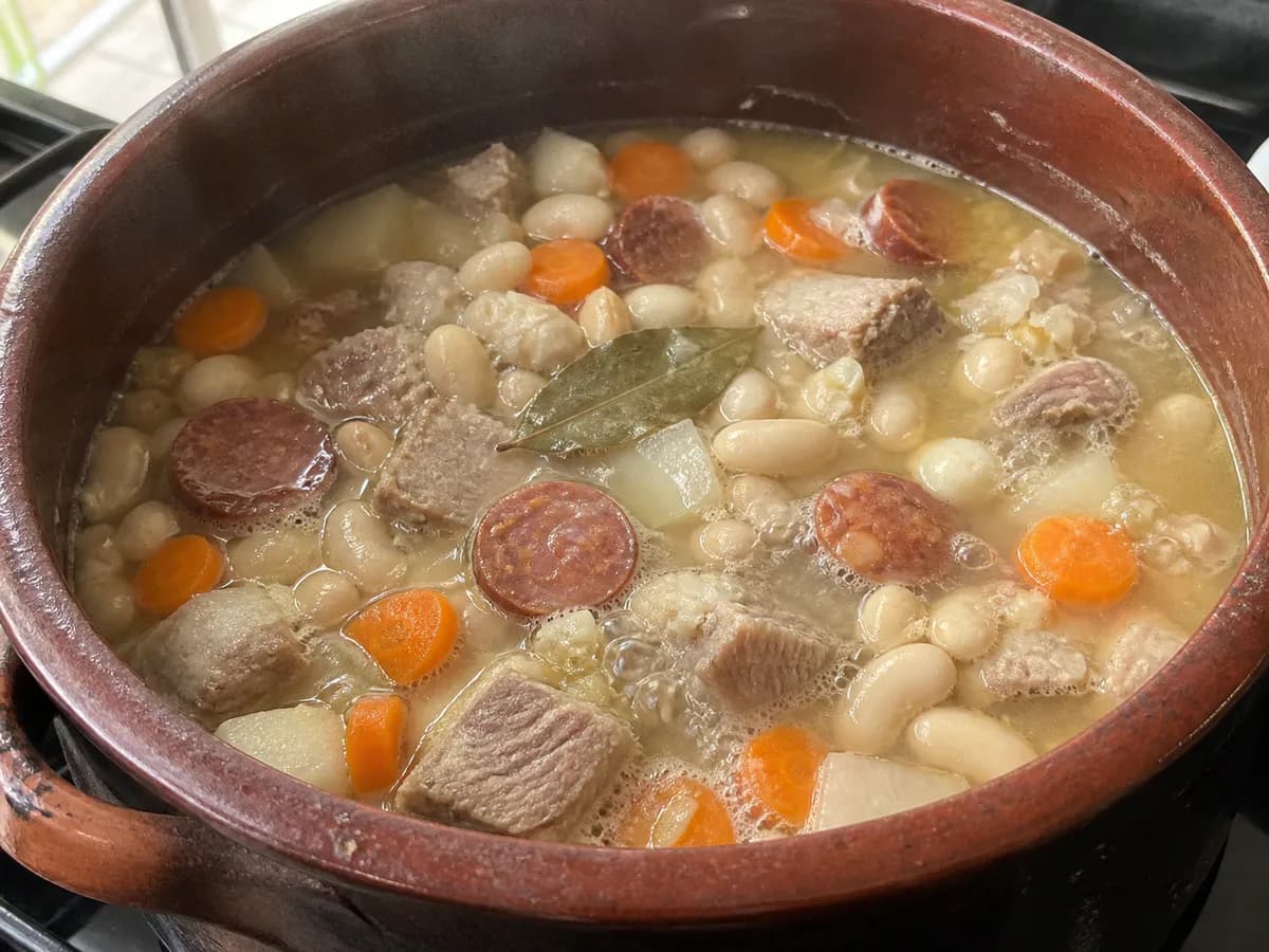 Preparação de Sopa Grossa da Aldeia durante a confeção
