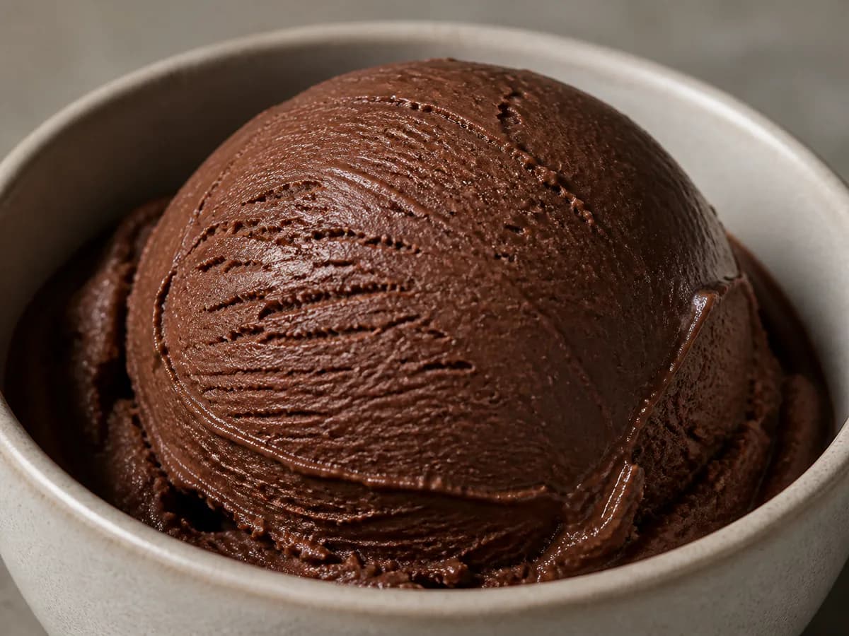 Pormenor de uma porção de Sorvete de Chocolate Cremoso