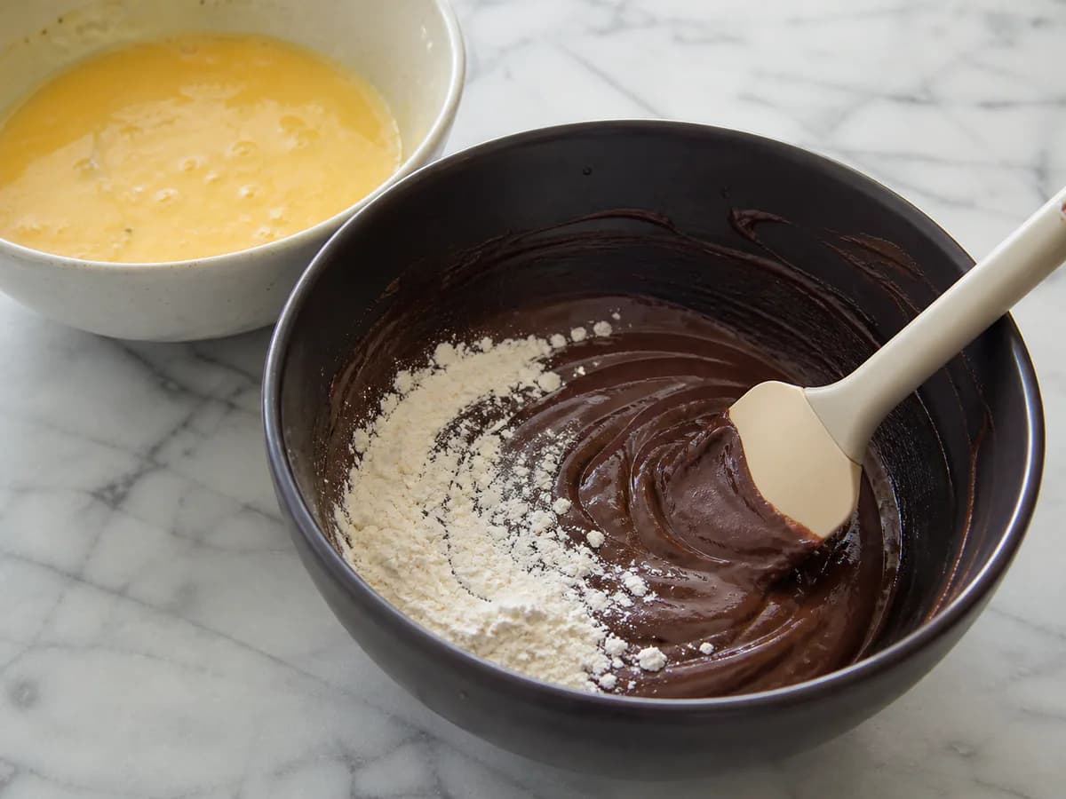 Preparação de Sufle de Chocolate Divinal durante a confeção