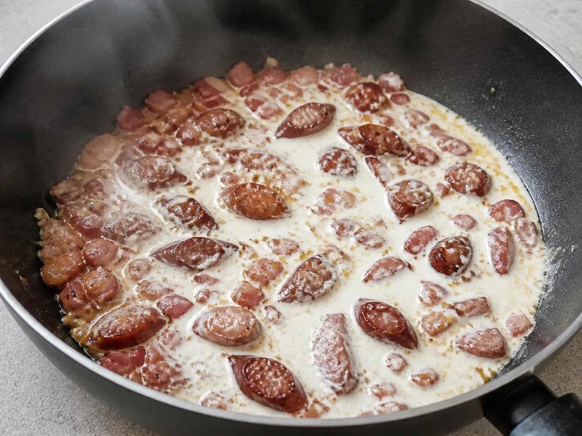 Preparação de Tagliatelle com Queijos e Fumados durante a confeção