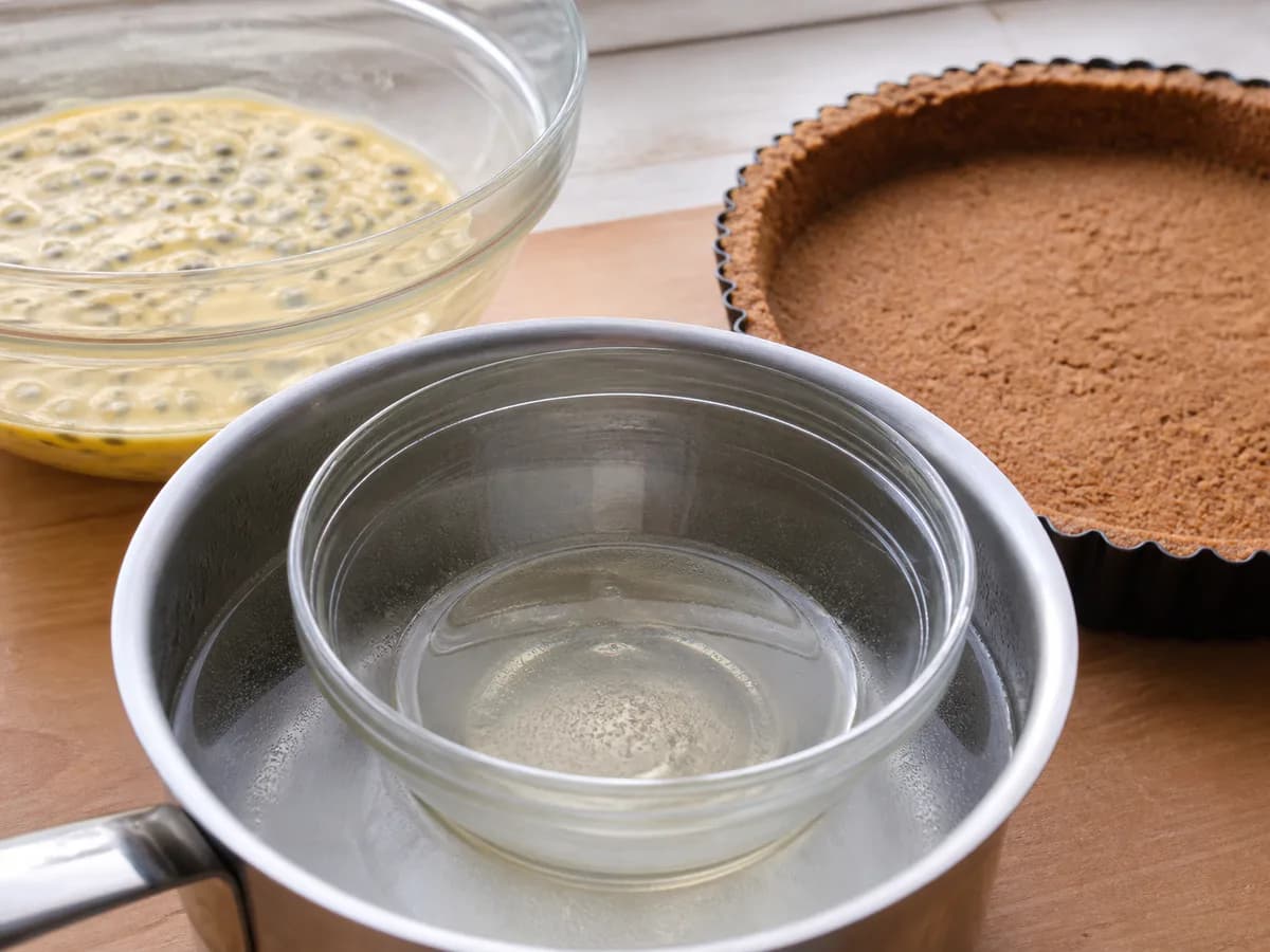 Preparação de Tarte Bombom de Maracujá durante a confeção
