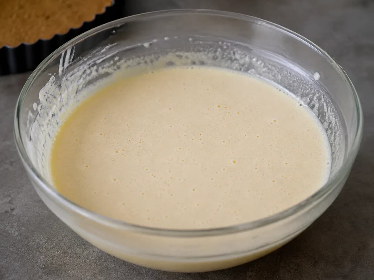 Preparação de Tarte Cremosa de Cerejas: Uma Receita Divinal e Simples durante a confeção