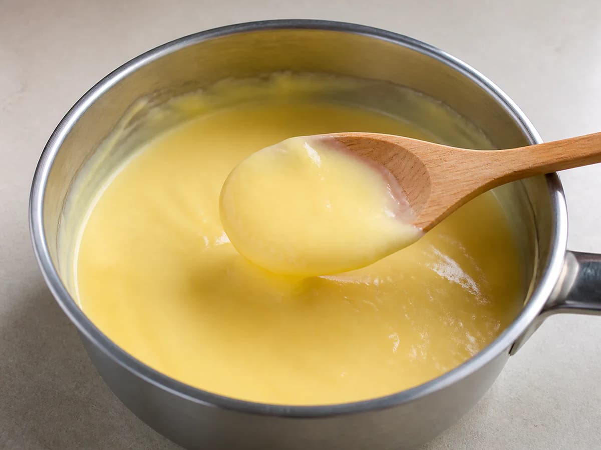 Preparação de Tarte Cremosa de Coco Muito Fácil de Fazer durante a confeção