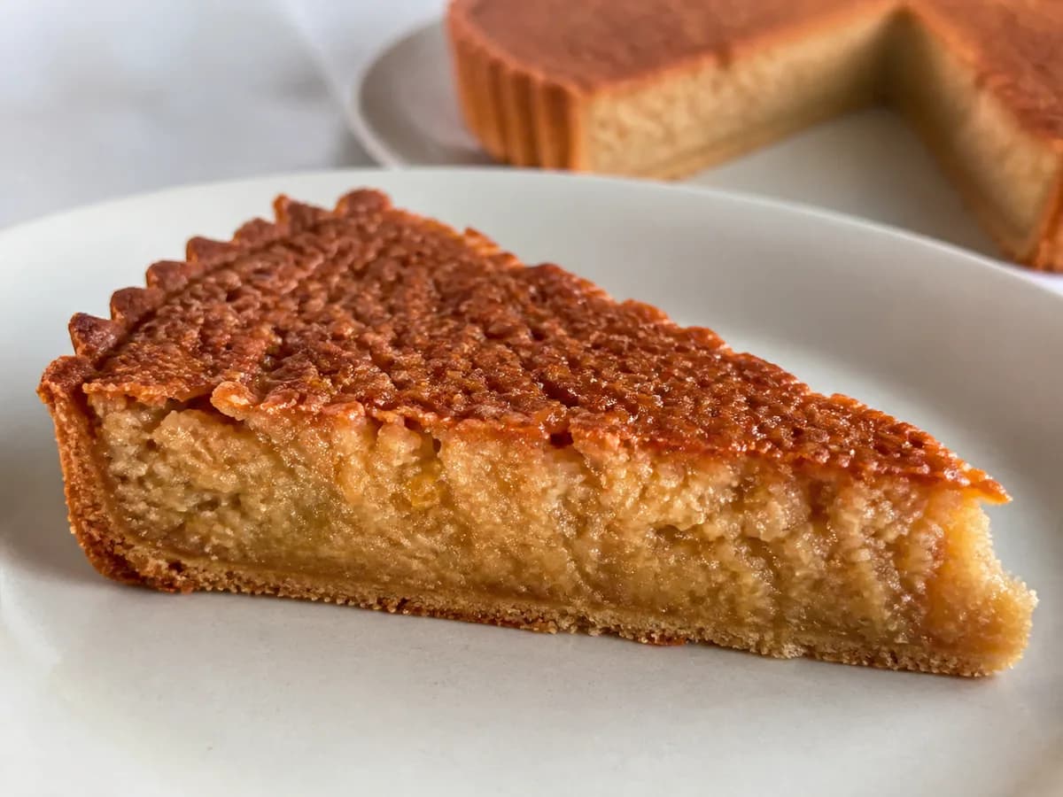 Pormenor de uma porção de Tarte de Amêndoa Ca de Casa