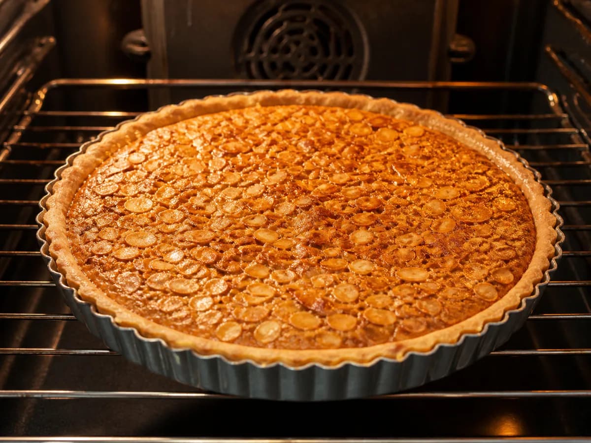 Preparação de Tarte de Amêndoa Torrada com Caramelo Salgado durante a confeção
