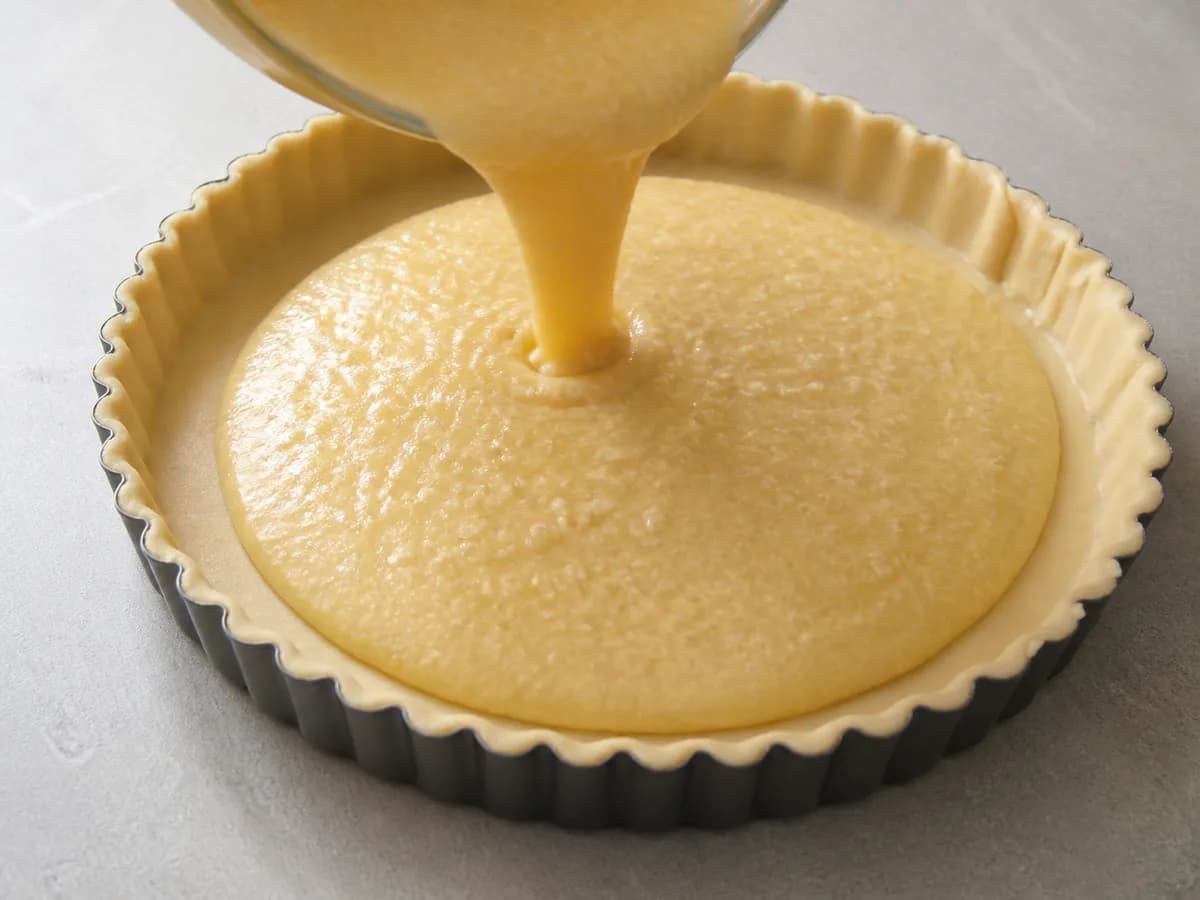 Preparação de Tarte de Amêndoa Muito Rápida de Fazer durante a confeção