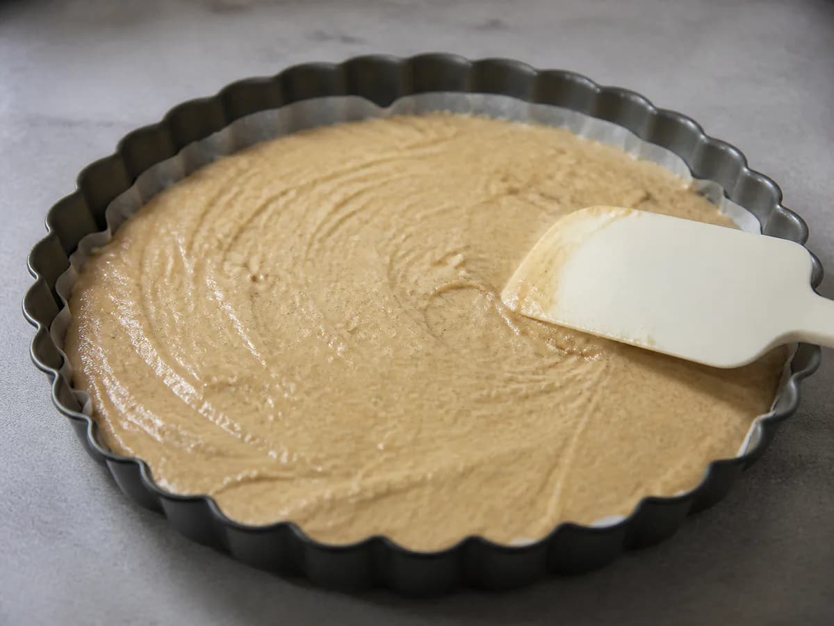 Preparação de Tarte Saudável de Amêndoa Sem Açúcar, Manteiga ou Farinha de Trigo durante a confeção
