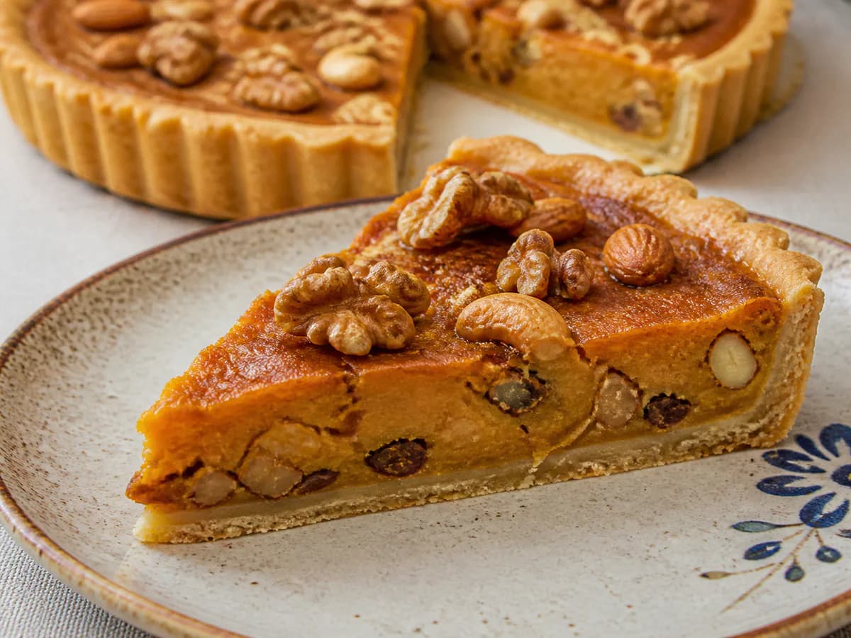 Pormenor de uma porção de Tarte de Batata Doce e Frutos Secos