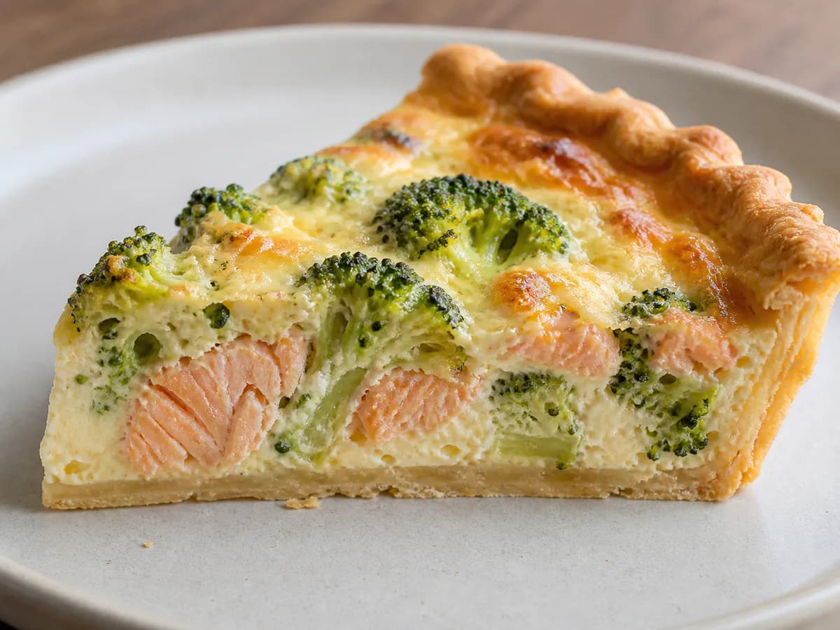 Pormenor de uma porção de Tarte de Brócolos e Salmão