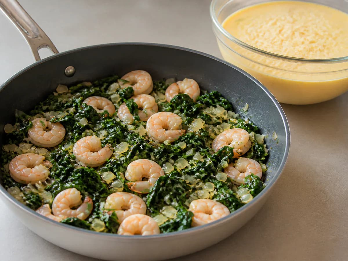 Preparação de Tarte de Camarão com Espinafres durante a confeção