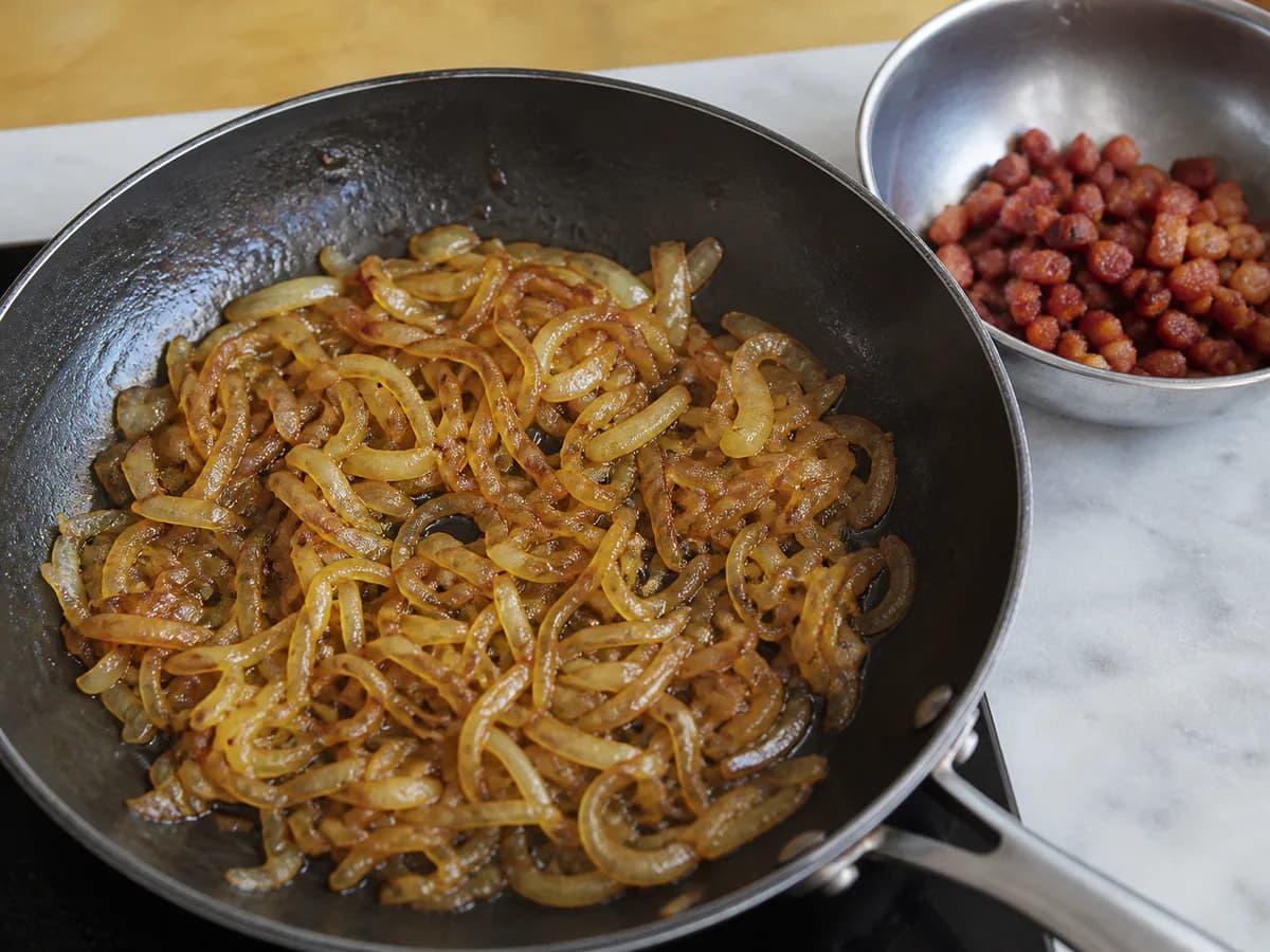 Preparação da Tarte de Cebola e Bacon durante a confeção