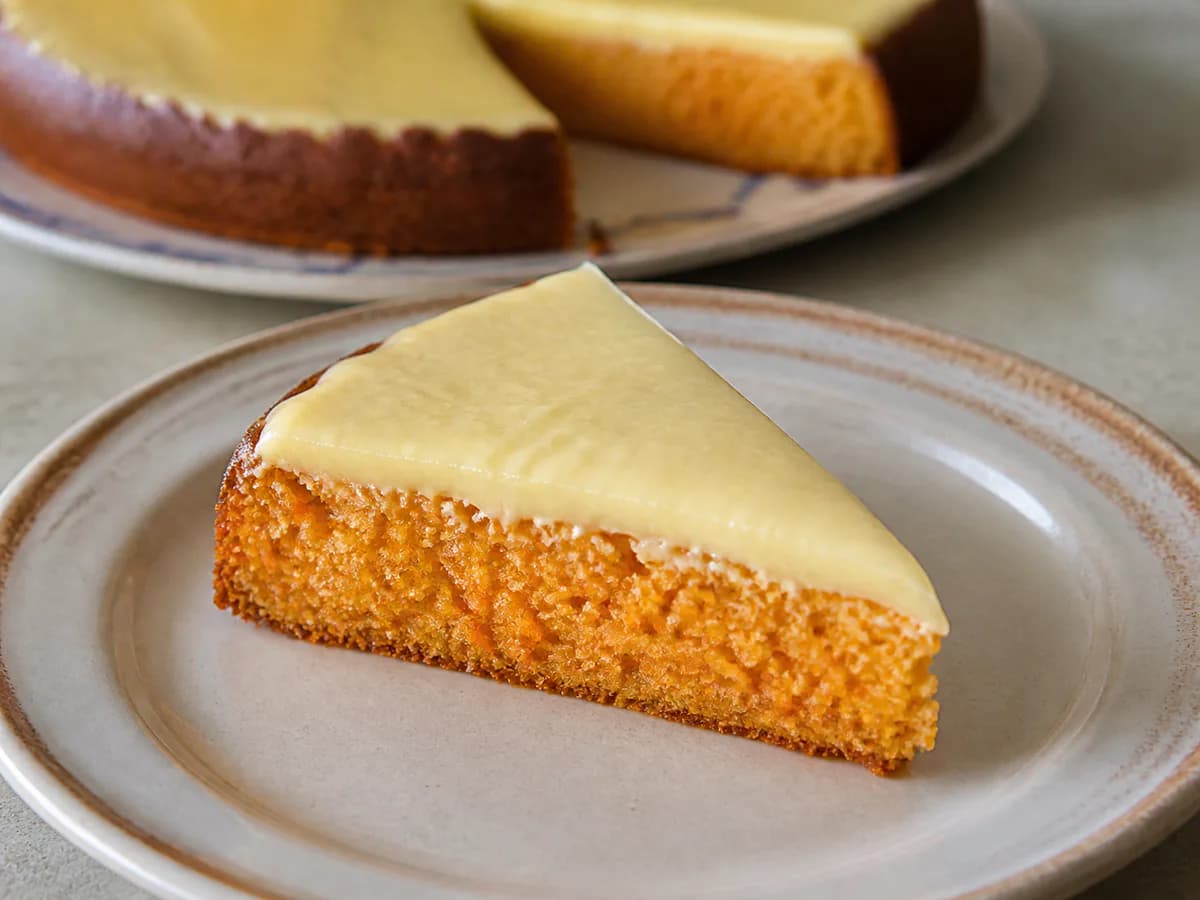 Pormenor de uma porção de Tarte de Cenoura Cremosa