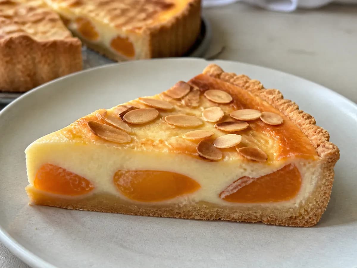 Pormenor de uma porção de Tarte Cremosa de Damascos com Amêndoas Torradas