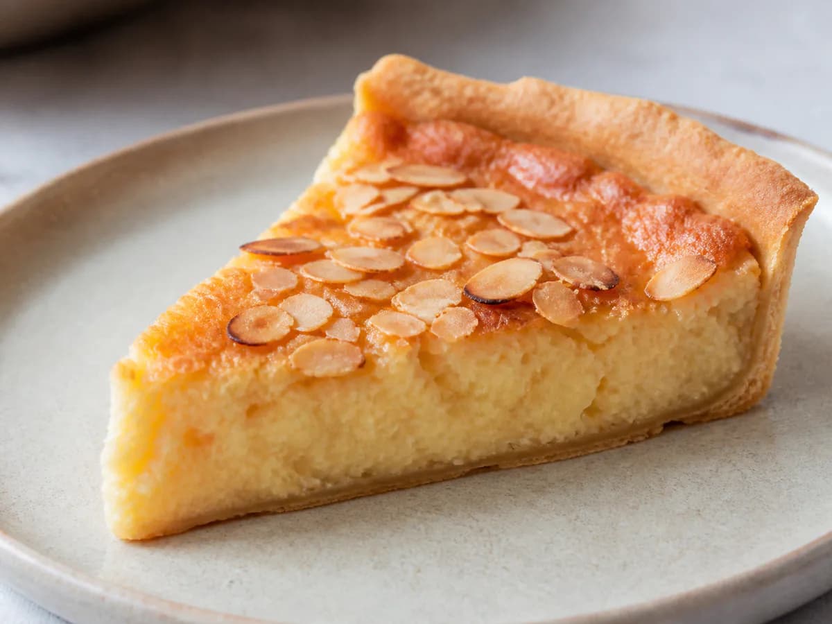 Pormenor de uma porção de Tarte de Feijão Branco e Coco