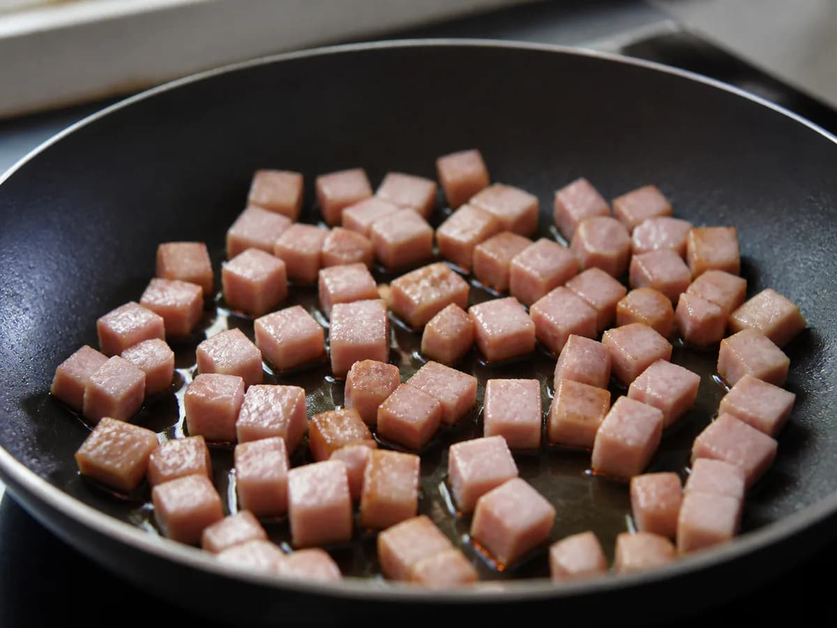 Preparação de Tarte de Fiambre e Ananás durante a confeção