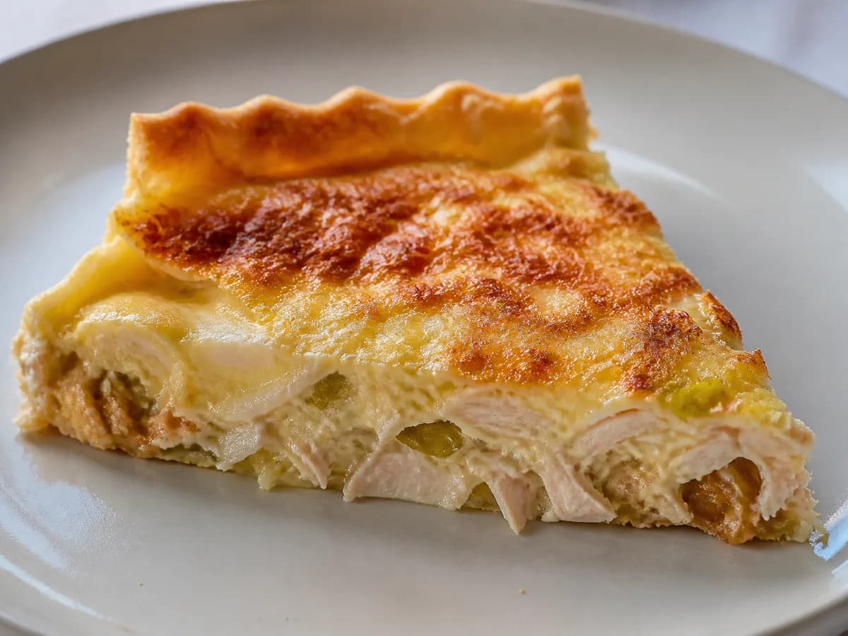 Pormenor de uma porção de Tarte de Frango com Alho Francês