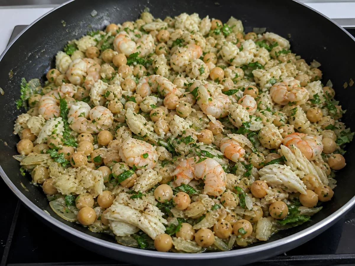 Preparação de Tarte de Grão com Bacalhau e Camarão durante a confeção