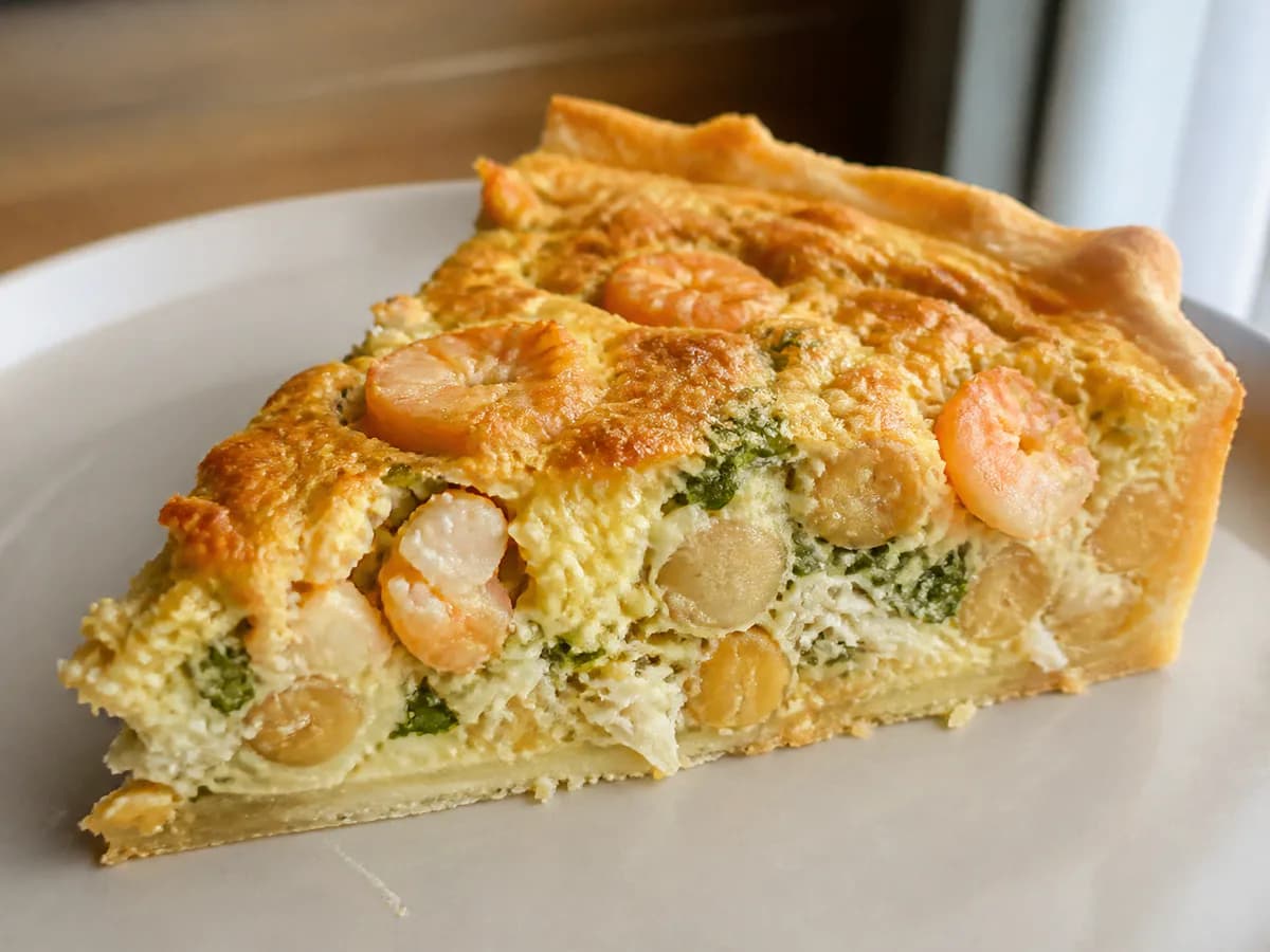 Pormenor de uma porção de Tarte de Grão com Bacalhau e Camarão