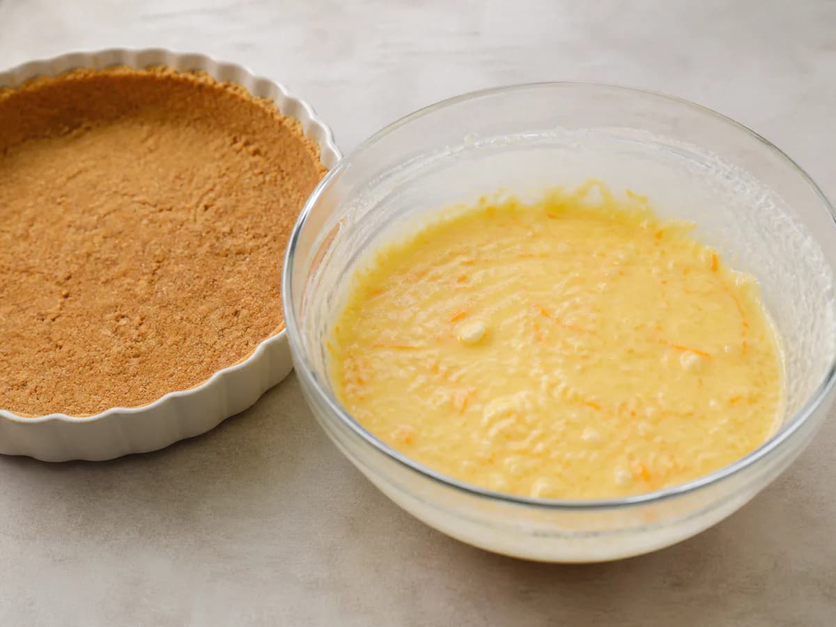 Preparação de Tarte de Laranja e Coco Cremosa durante a confeção