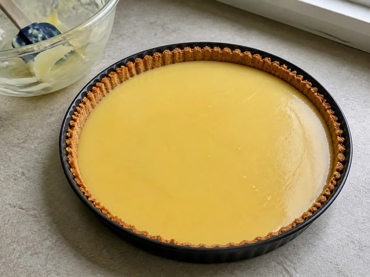 Preparação de Tarte de Limão Merengada com Leite Condensado durante a confeção