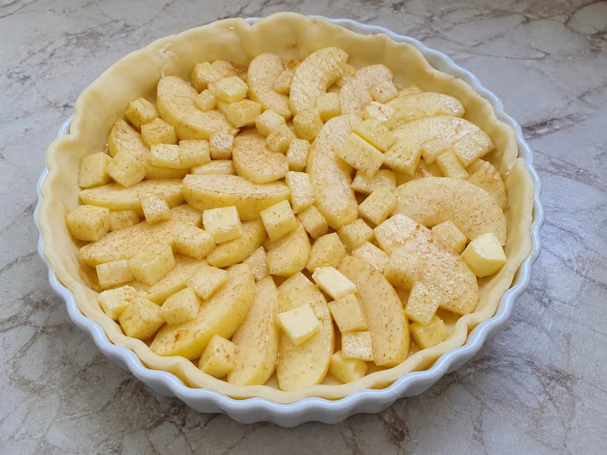 Preparação de Tarte de Maçã em Massa Folhada durante a confeção
