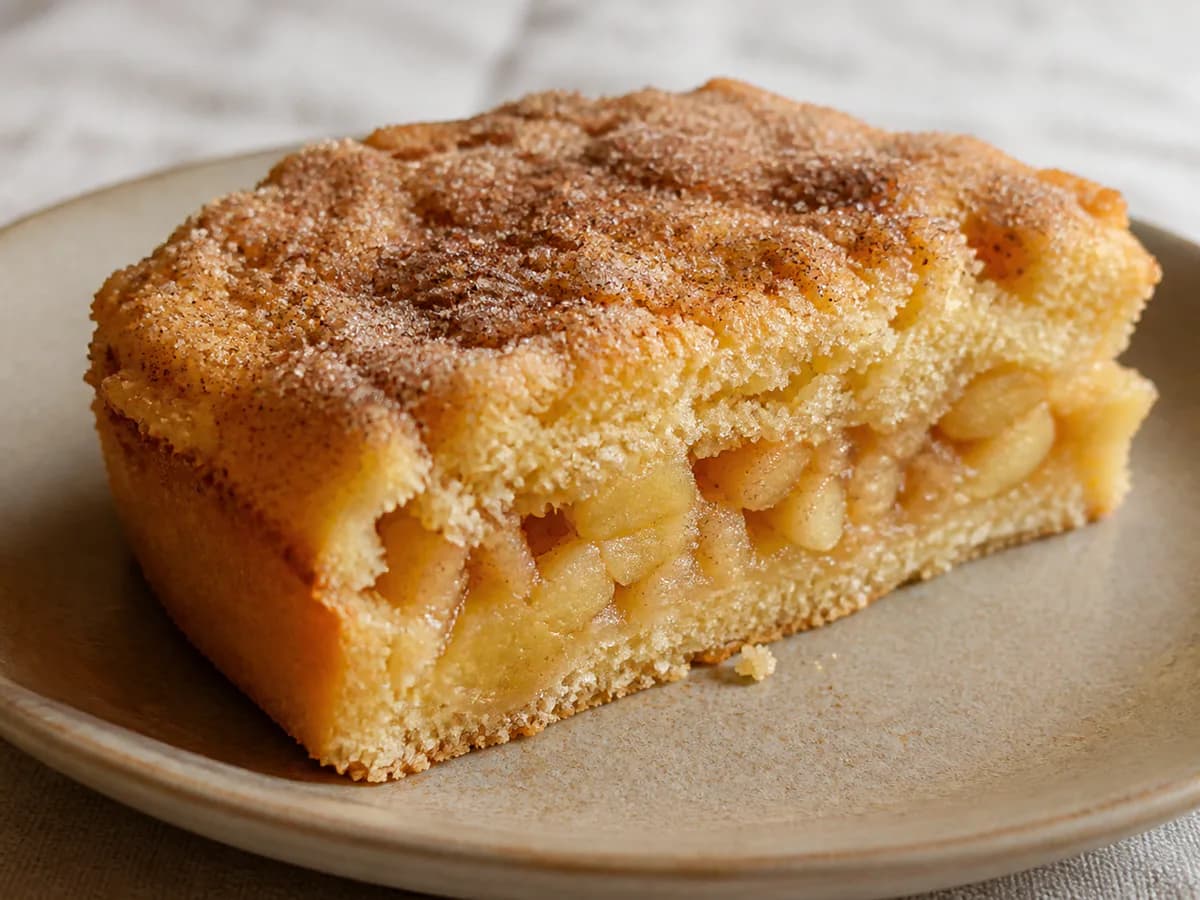 Pormenor de uma porção de Tarte de Maçã 'A Real Café'