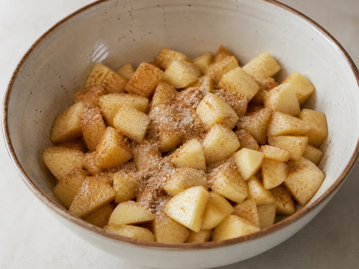 Preparação de Tarte de Maçã e Canela com Crumble durante a confeção