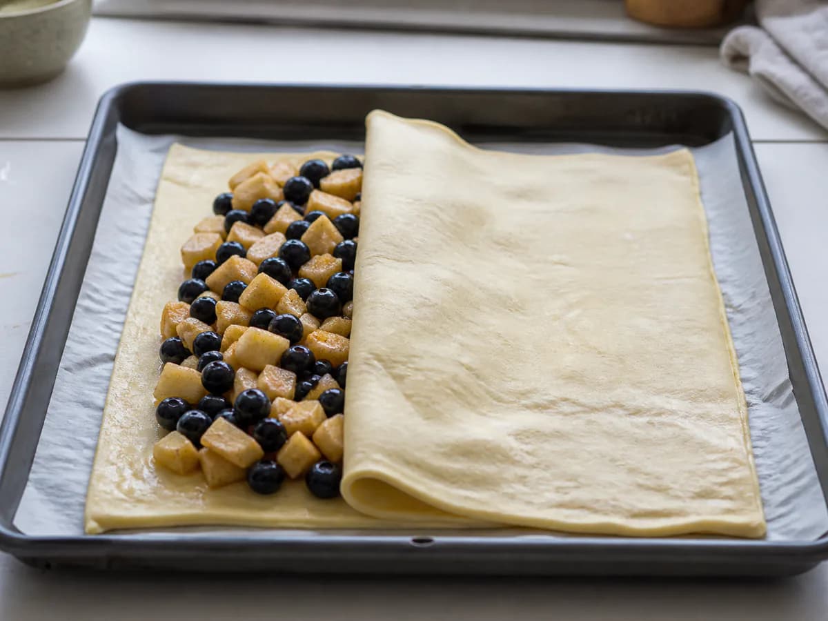 Preparação de Tarte de Maçã e Mirtilos durante a confeção