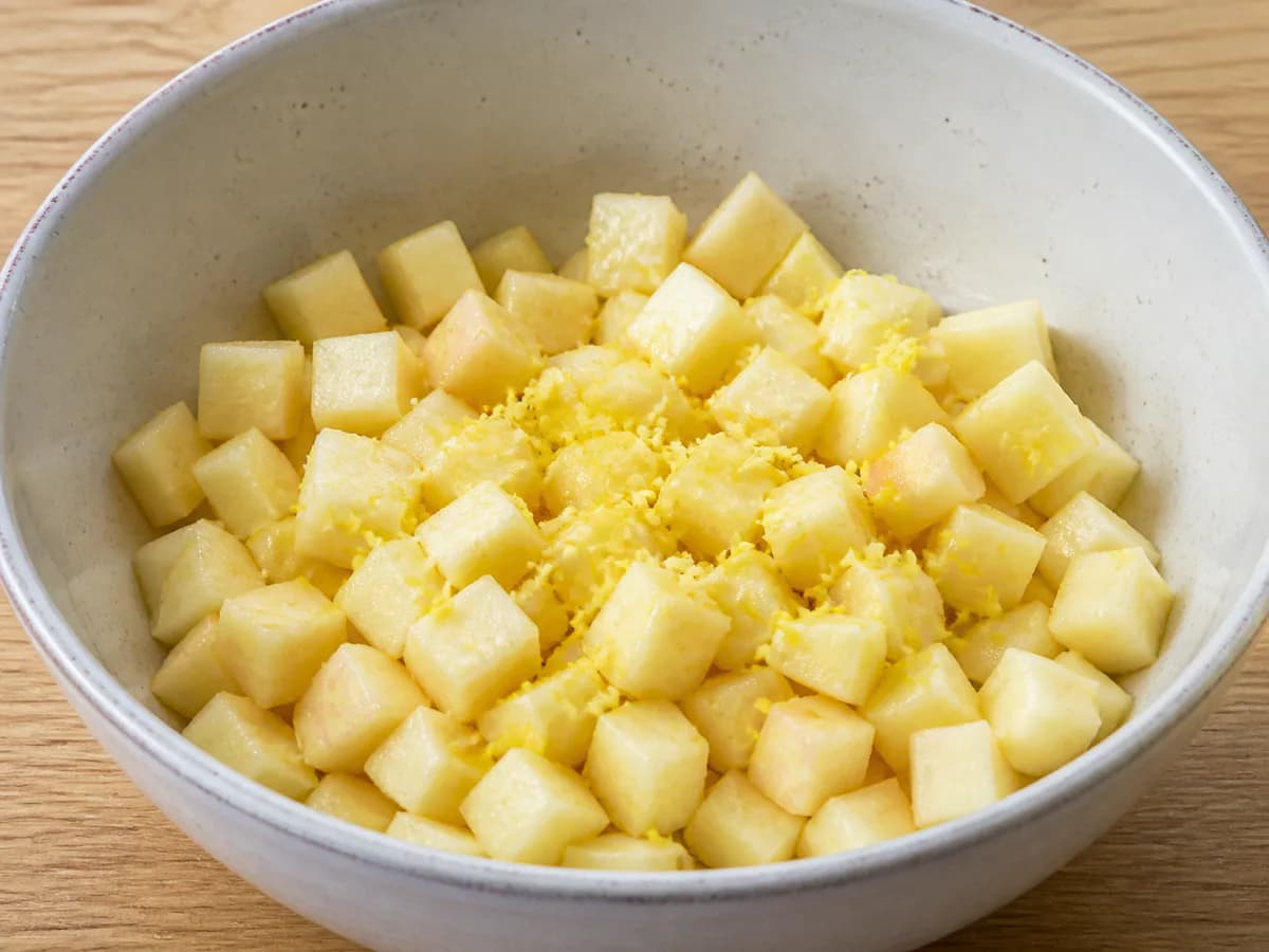 Preparação de Tarte de Maçã Light Saudável durante a confeção