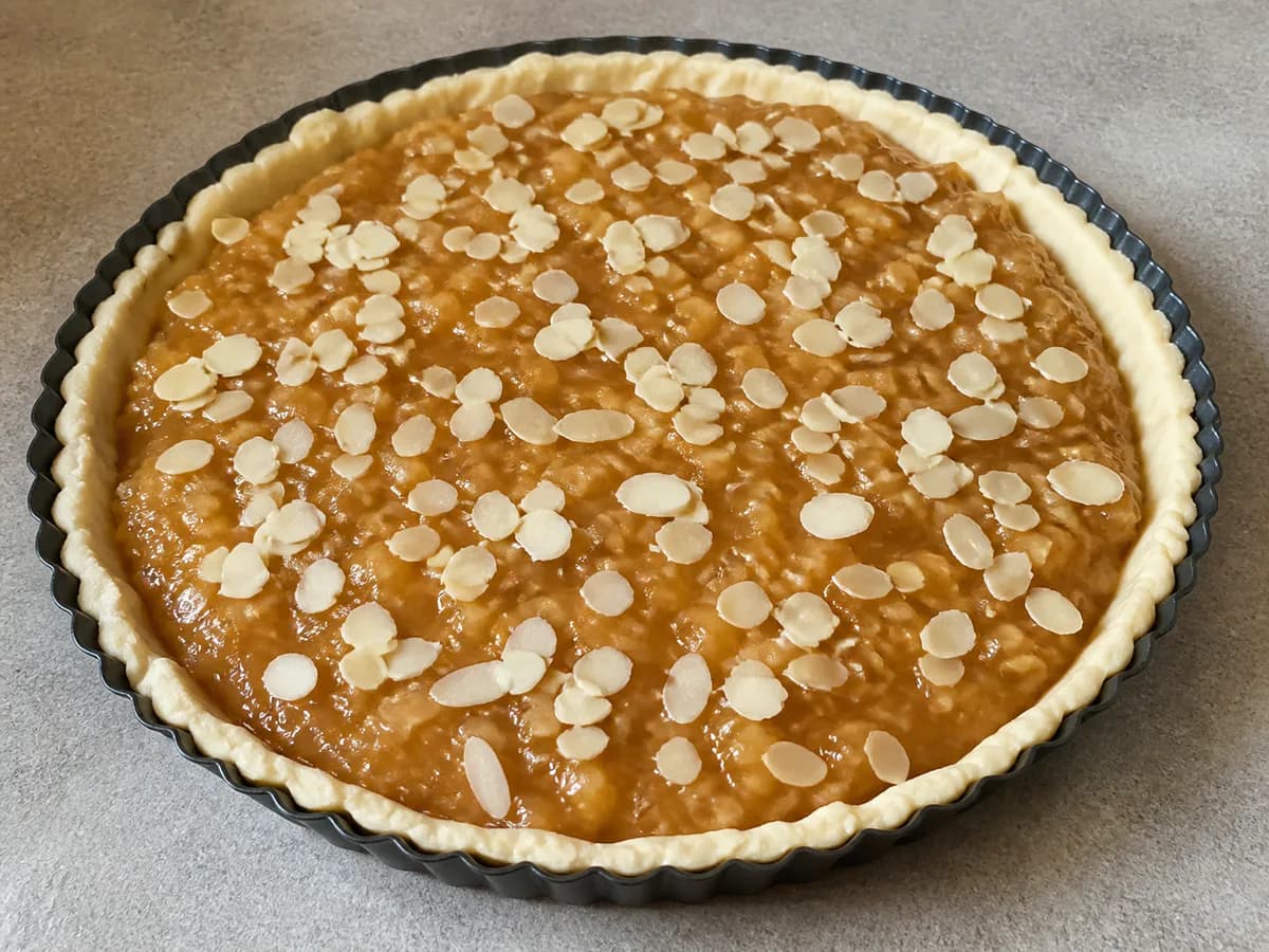 Preparação de Tarte de Marmelo e Maçã com Amêndoas durante a confeção