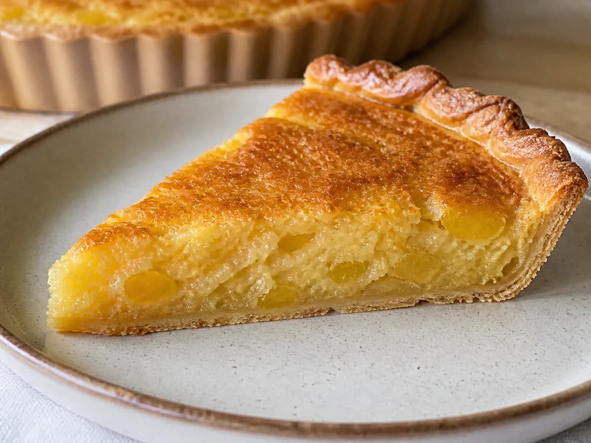 Pormenor de uma porção de Tarte de Meloa com Amêndoa