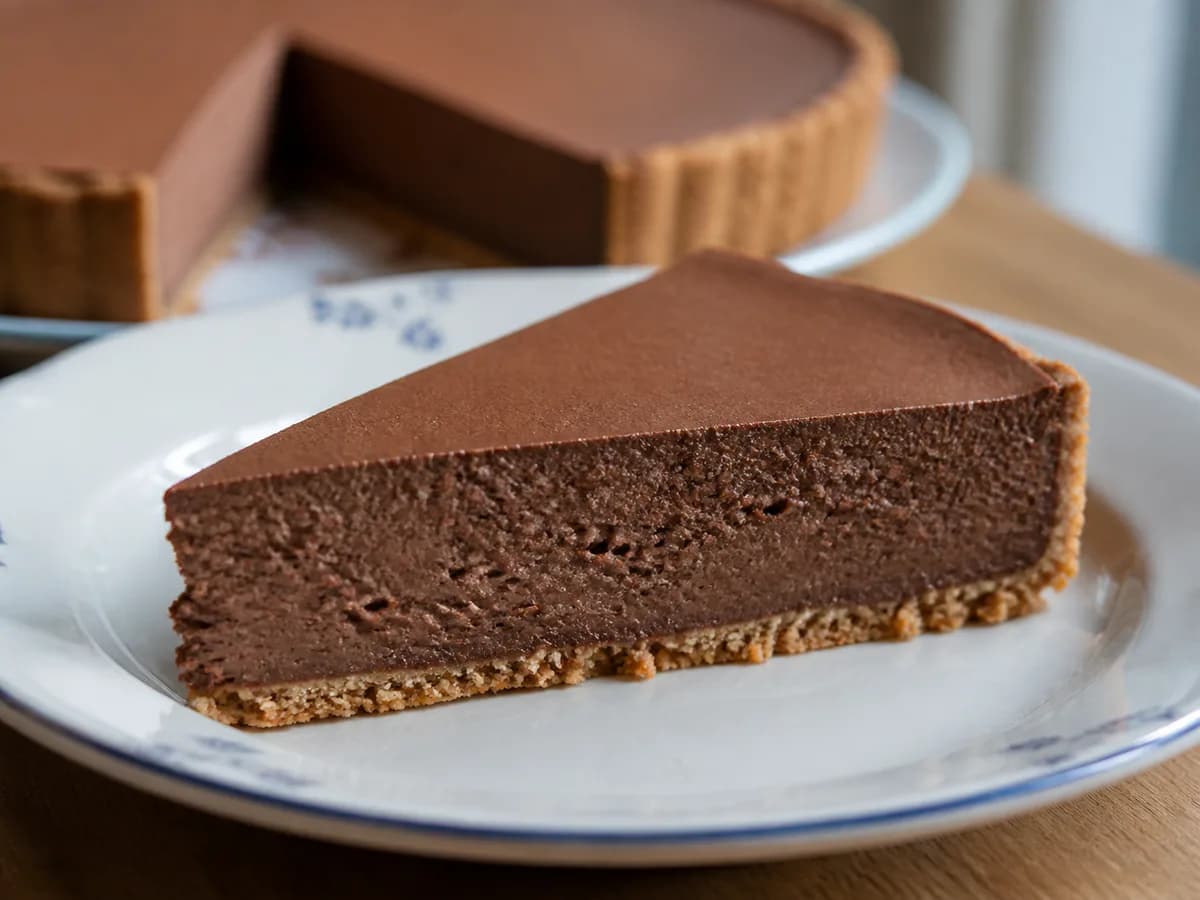 Pormenor de uma porção de Tarte de Mousse de Chocolate Divinal