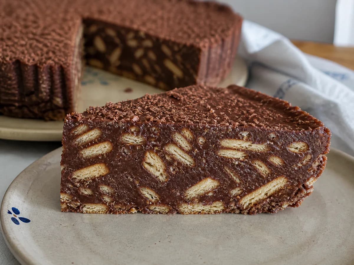 Pormenor de uma porção de Tarte de Salame de Chocolate