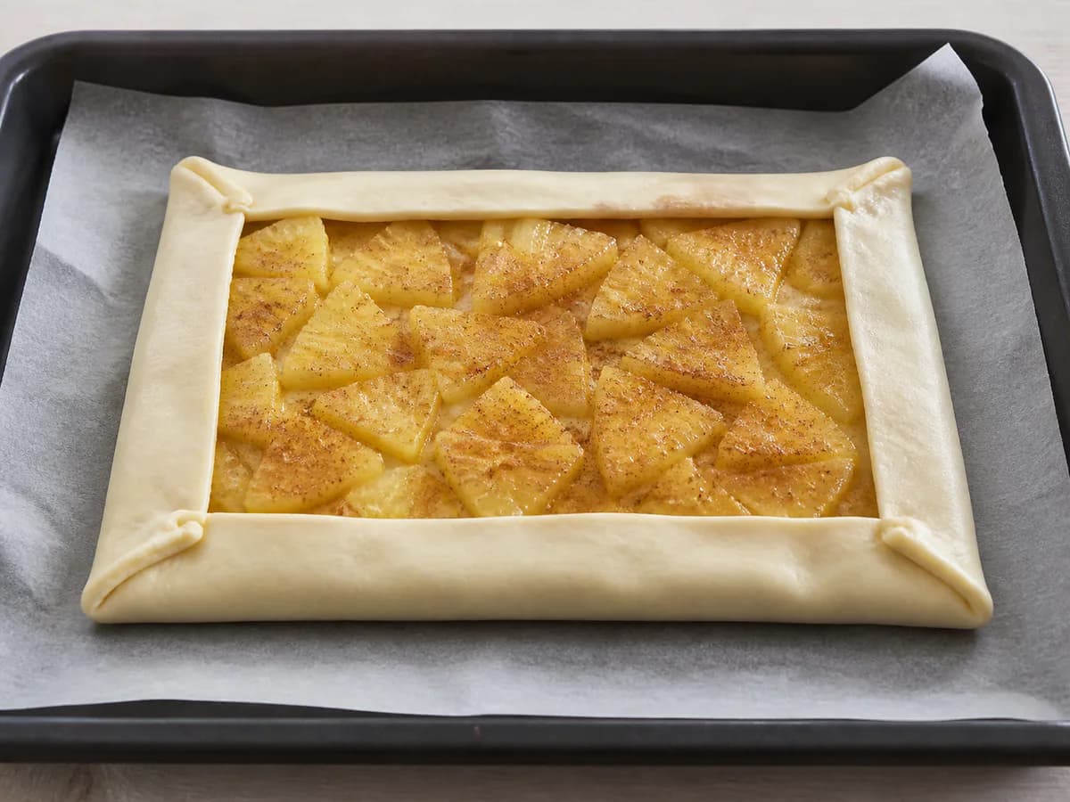 Preparação de Tarte Folhada de Ananás Muito Rápida e Super Deliciosa durante a confeção