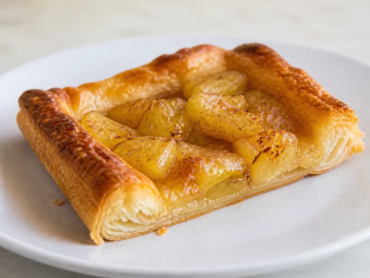 Pormenor de uma porção de Tarte Folhada de Ananás Muito Rápida e Super Deliciosa