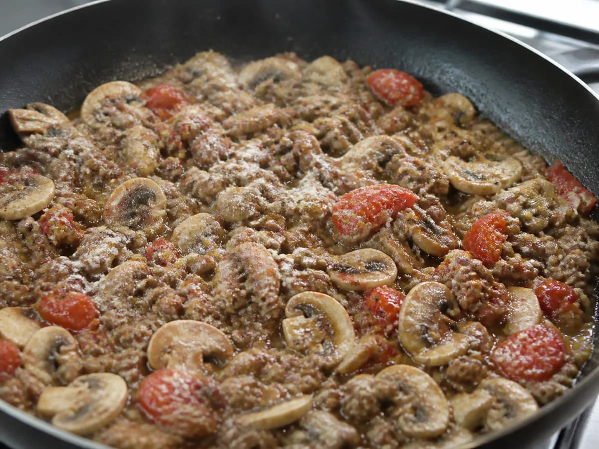 Preparação de Tarte Folhada de Carne e Cogumelos durante a confeção