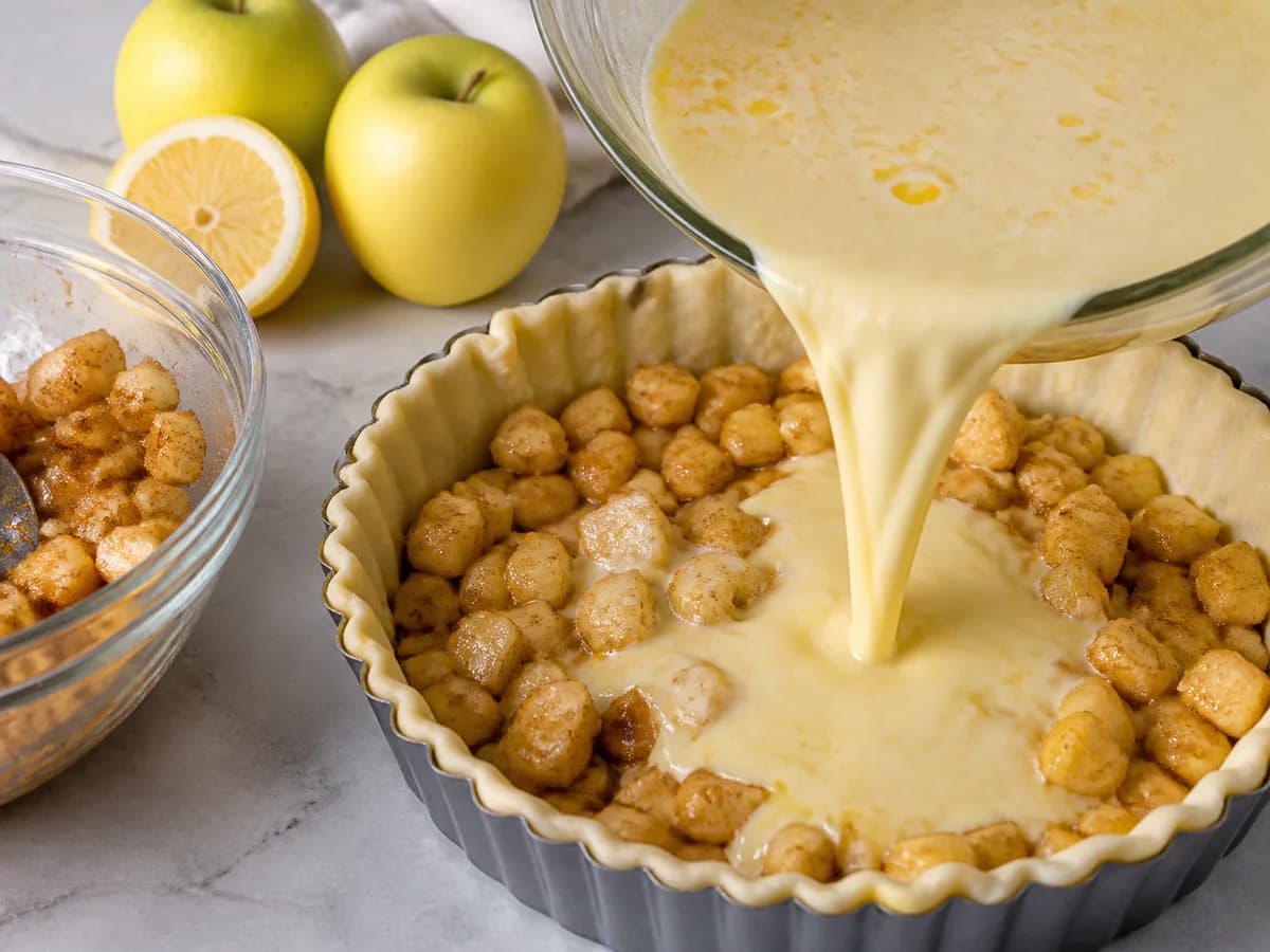 Preparação de Tarte de Maçã Cremosa Fácil durante a confeção