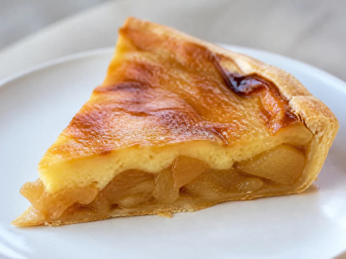 Pormenor de uma porção de Tarte de Maçã "Nos Leva Ao Céu"