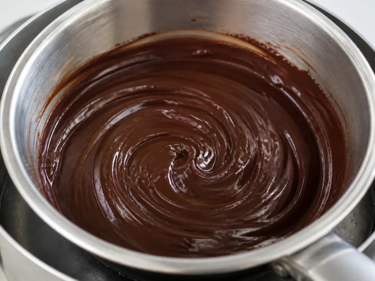 Preparação de Tarteletes de Chocolate com Amendoim durante a confeção