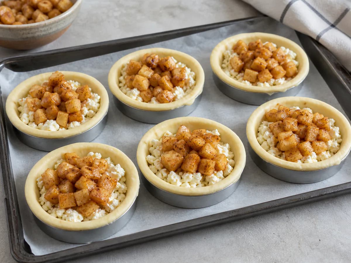 Preparação de Tarteletes de Maçã e Queijo de Cabra durante a confeção