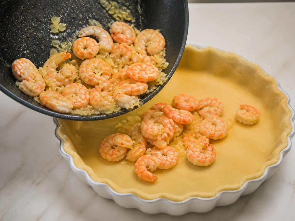 Preparação de Quiche de Camarão Cremosa durante a confeção