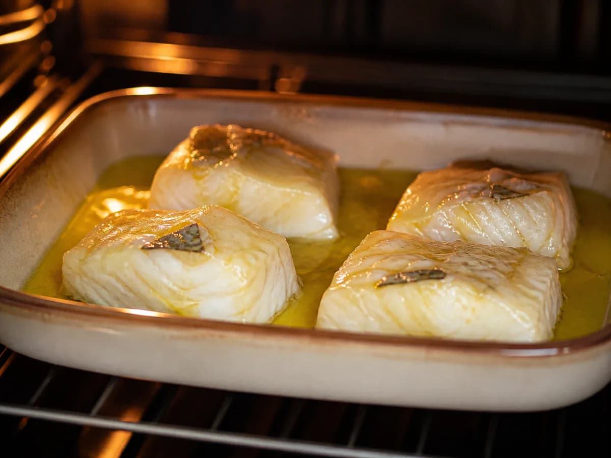 Preparação de Tiborna de Bacalhau à Lagareiro durante a confeção
