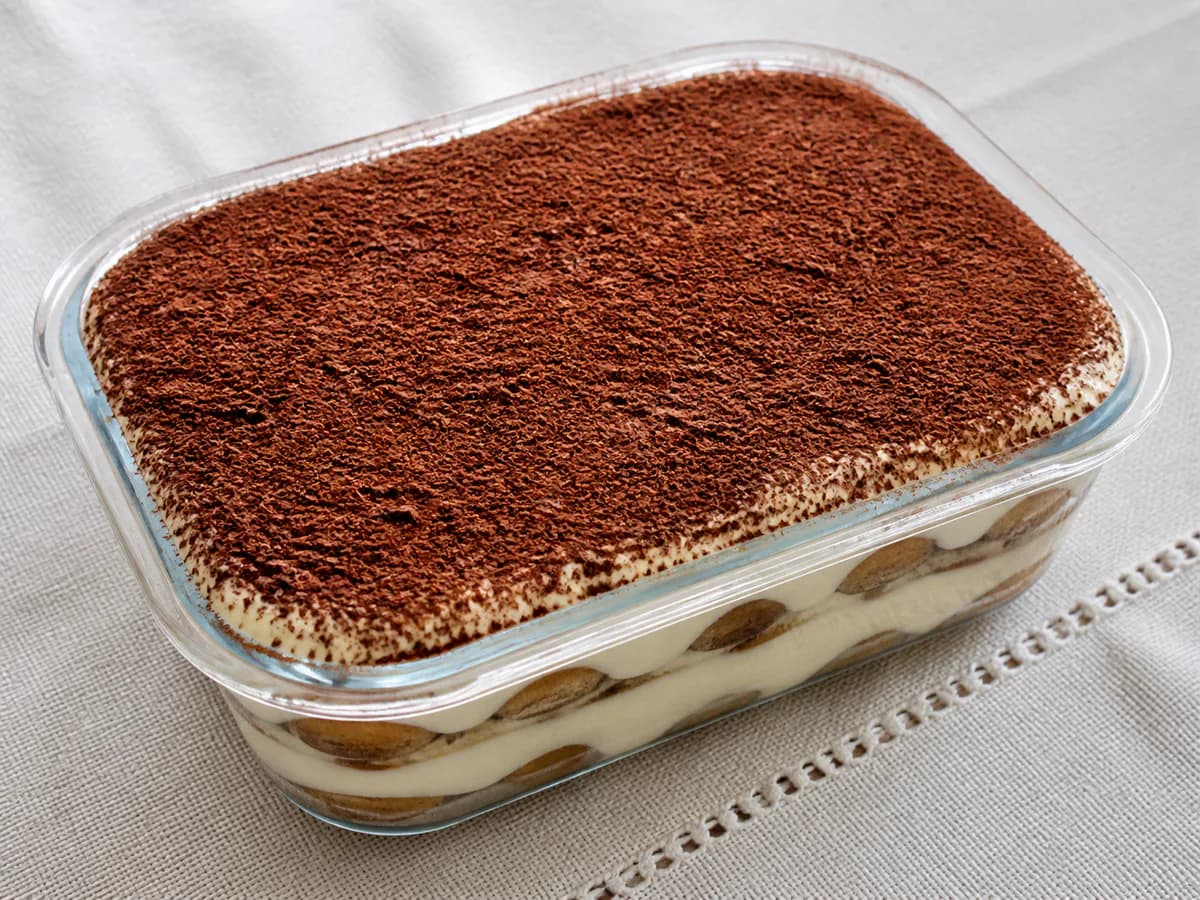 Pormenor de uma porção de Tiramisu com Licor e Raspas de Chocolate